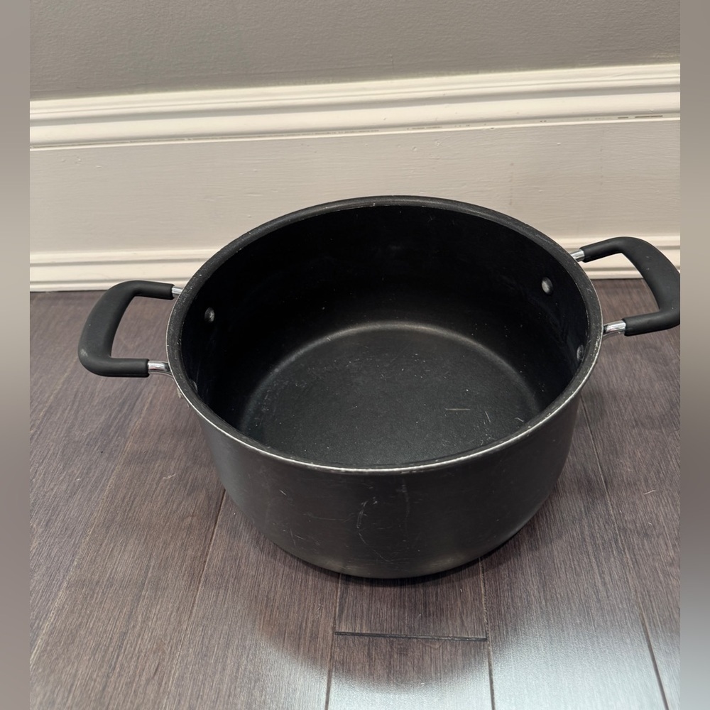 T-Fal Sleek Black Medium/Large Non Stick Cooking Pot with Handles